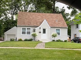 244 E Woodland Rd, Lake Bluff, IL 60044