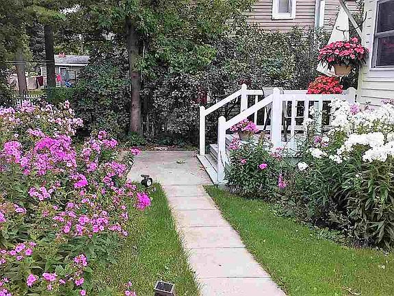 5th image of 806 Elizabeth St