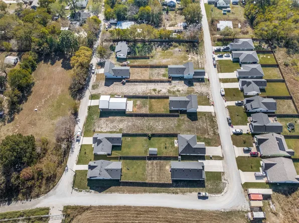 318 N Helton St, Randolph, TX 75475