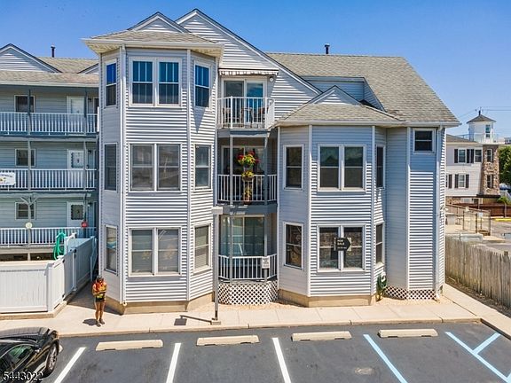 3rd image of 1418 Boulevard