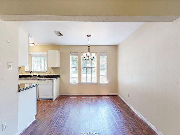 3rd image of 701 Balcones Dr APT 36