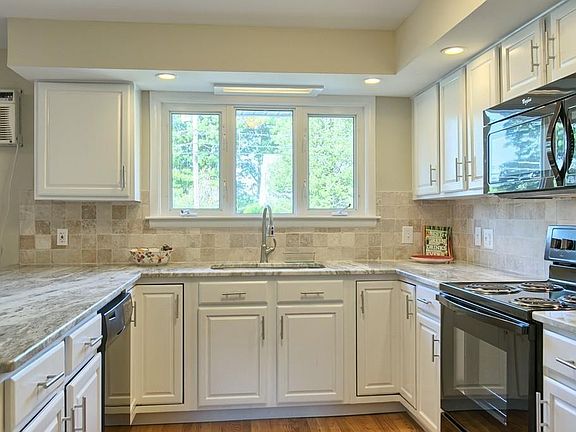 3rd image of 13 Woodland Cir