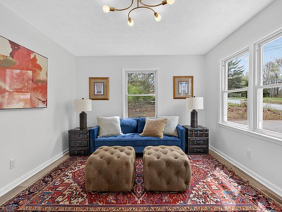 5th image of 42 Knoll Woods Dr