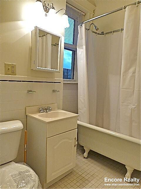 2nd image of 19 Queensberry St #39