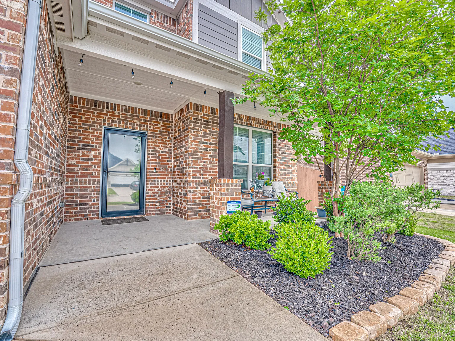 4 bed, 2.5 bath, 2698 sqft, $2,600 — Photo 2