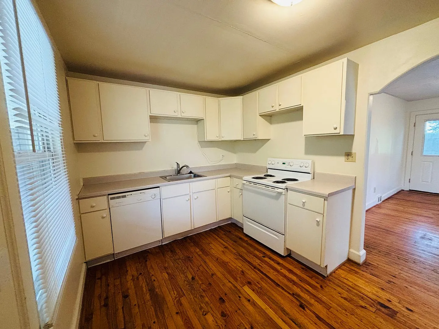 1 Bedroom, 1 Bath Duplex — Photo 4