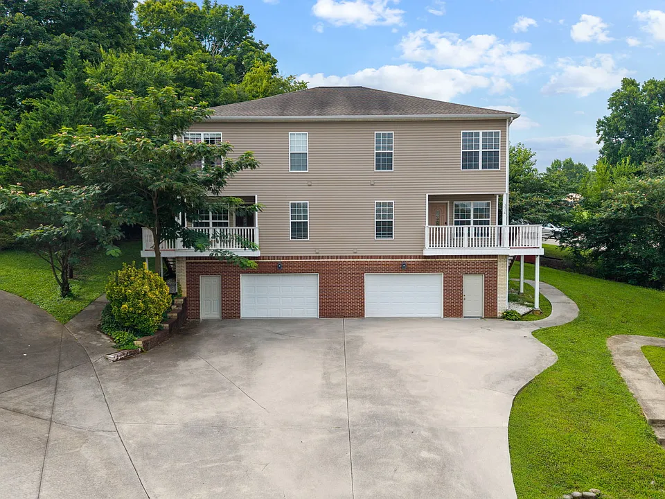 3516 Walnut Grove Ln NE