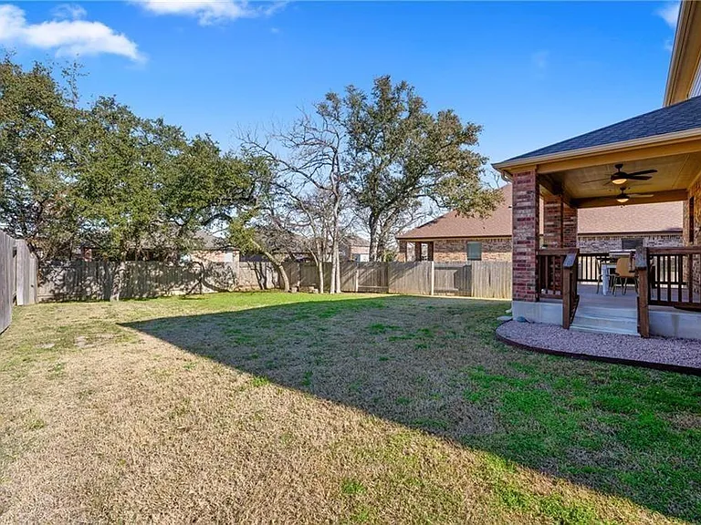 1524 Uhland Dr — Photo 27