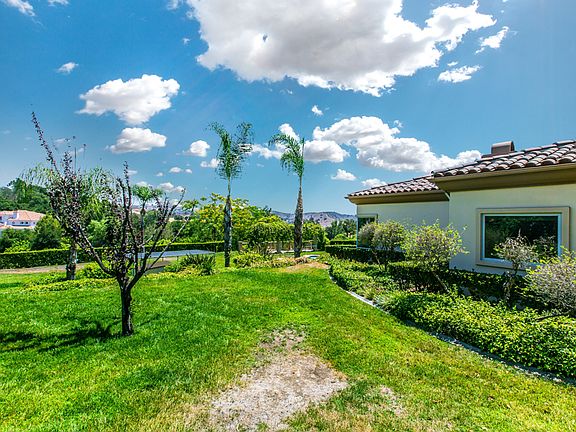 4th image of 15823 Esquilme Dr