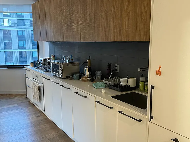 445 W 35th St #6N — Photo 10