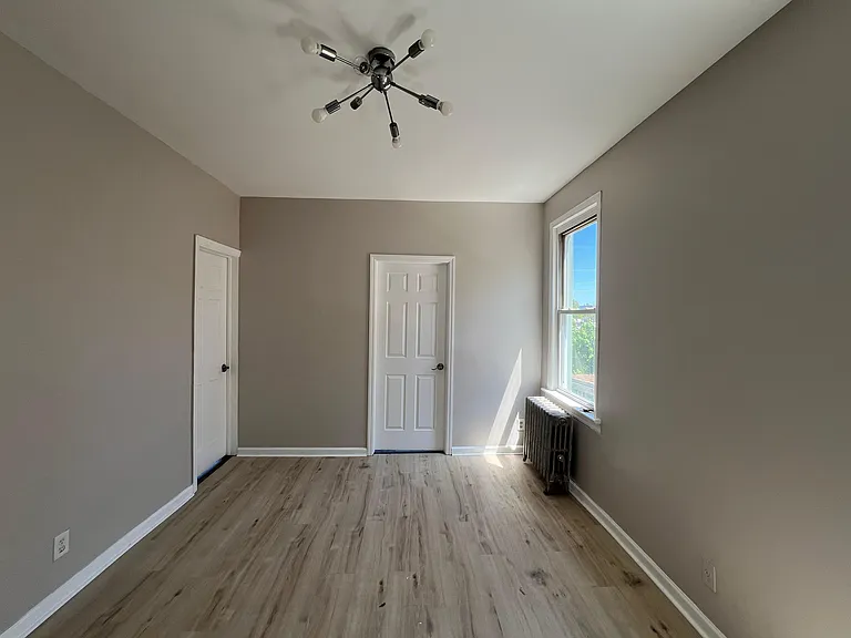 241 Duncan Ave #5E — Photo 2