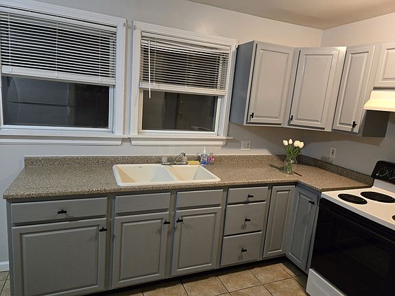 4th image of 18 Hunters Ave #3