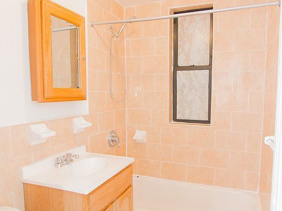5th image of 1450 Taylor Ave APT 4