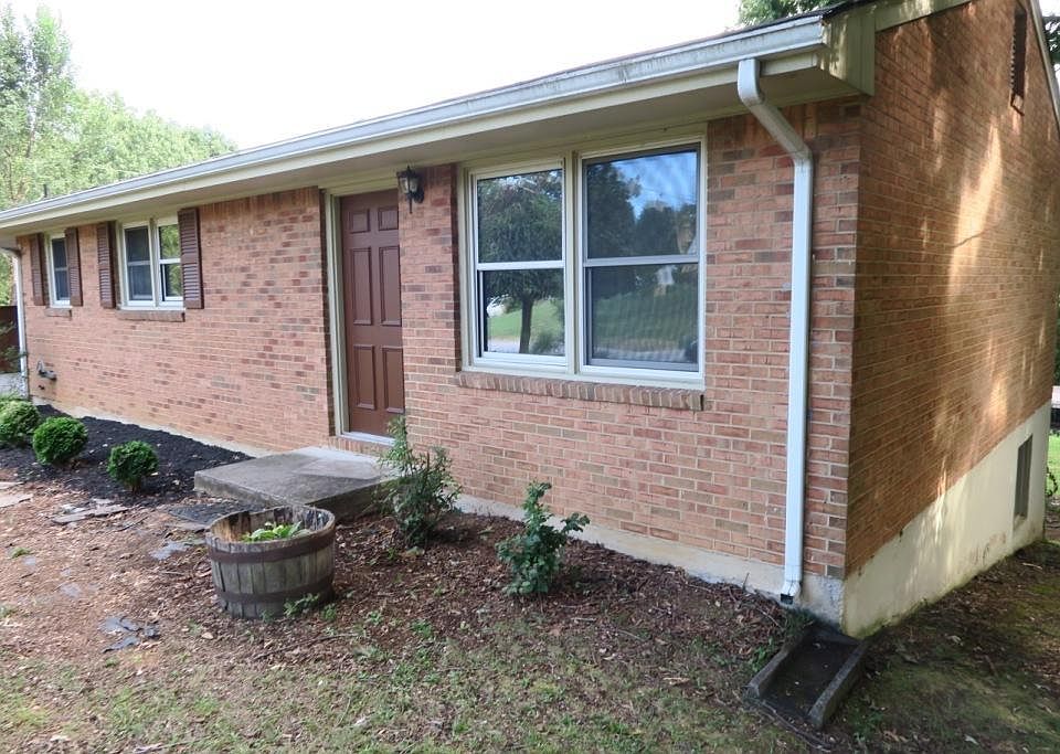1st image of 928 Hedgewood Dr NW