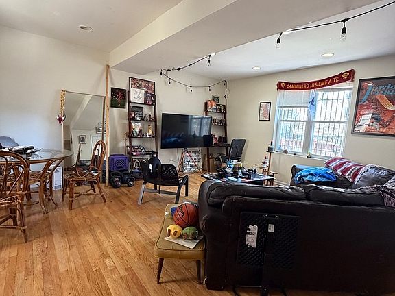 4th image of 518 N May St