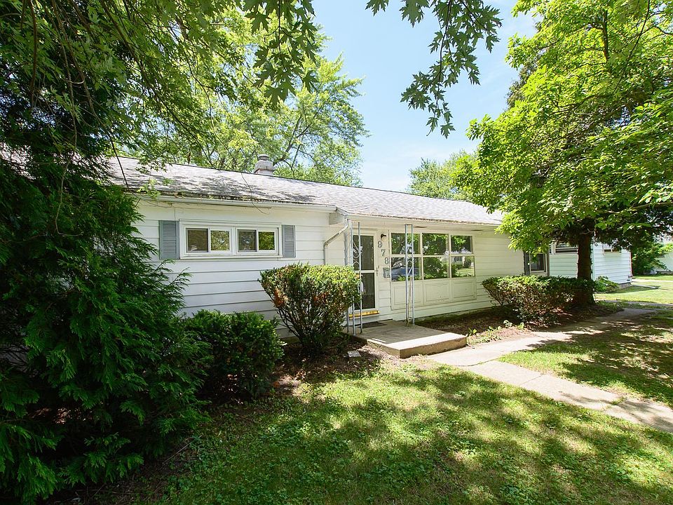 1st image of 978 Rosewood Dr