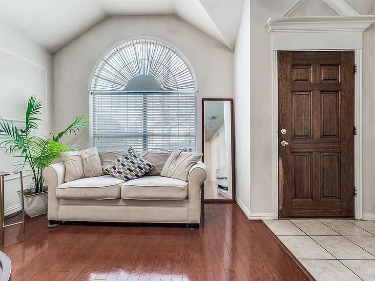 402 Horse Shoe Dr — Photo 3
