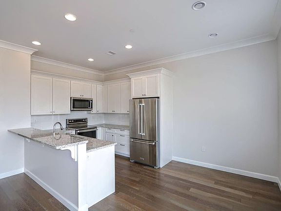4th image of 550 Russell St Unit 304