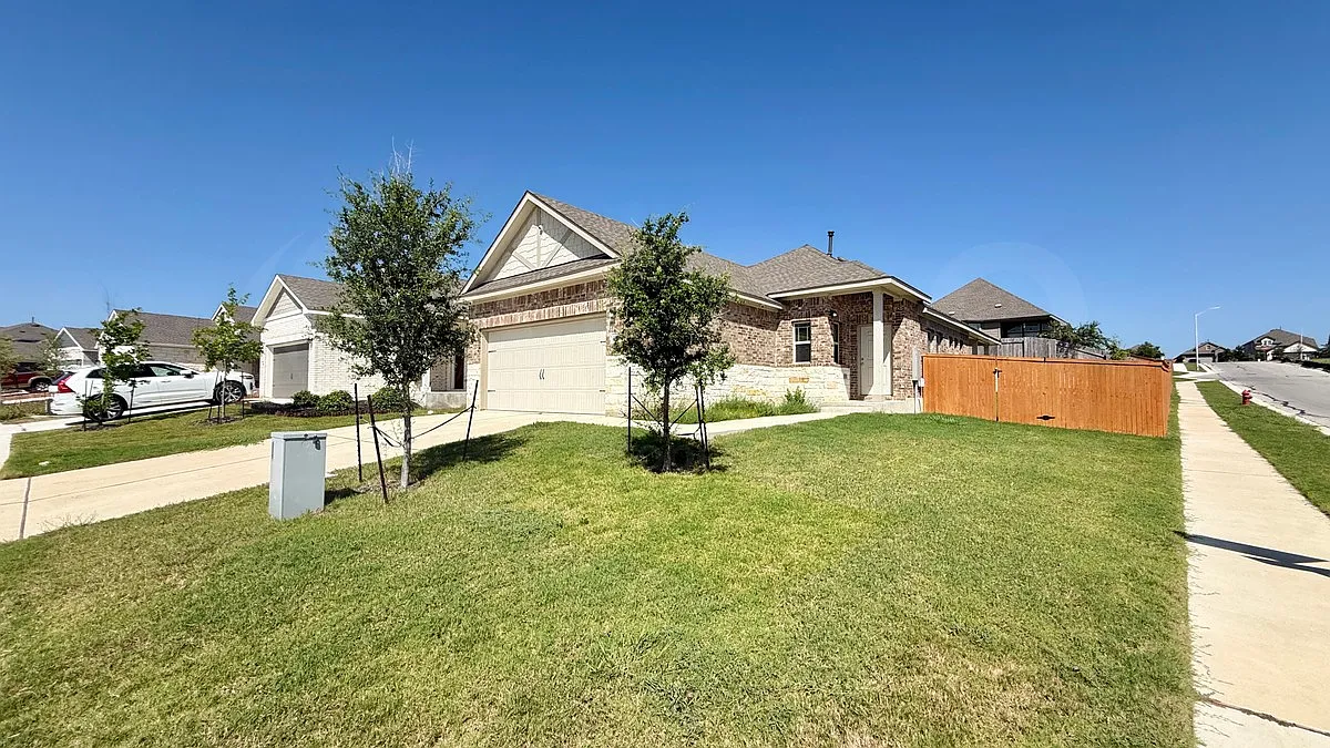 3 bed, 2.0 bath, 1258 sqft, $1,850 — Photo 3