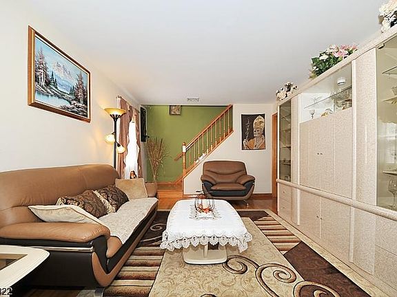 5th image of 521 Laurita St
