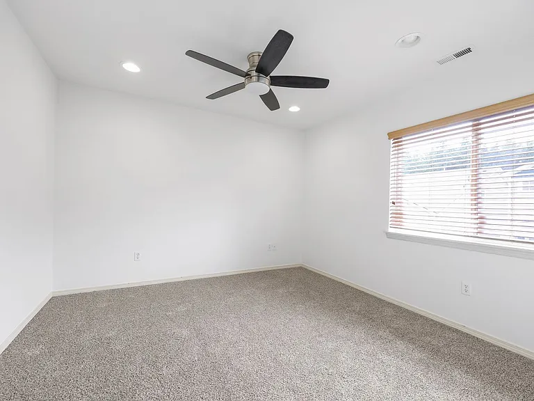 7601 Rushmore Way NE — Photo 24