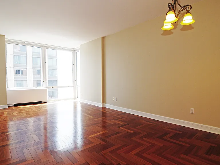 220 Riverside Blvd #27F — Photo 9