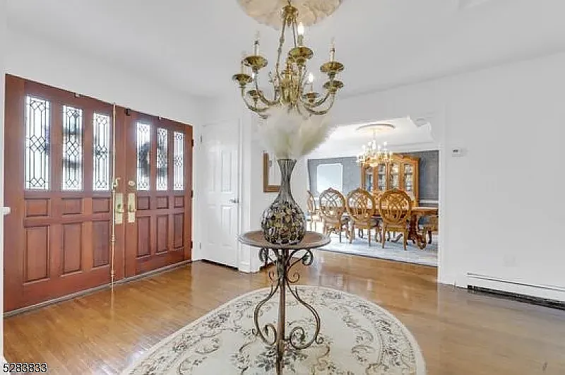 5 bed, 4900 sqft, $6,000 — Photo 3