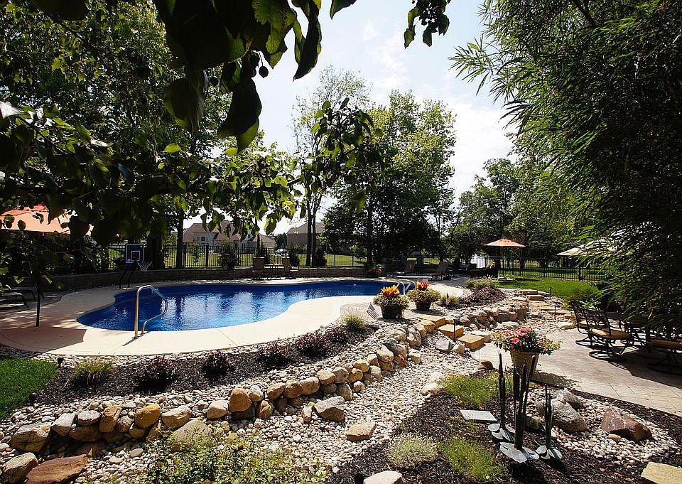 2nd image of 5831 Buckingham Ln