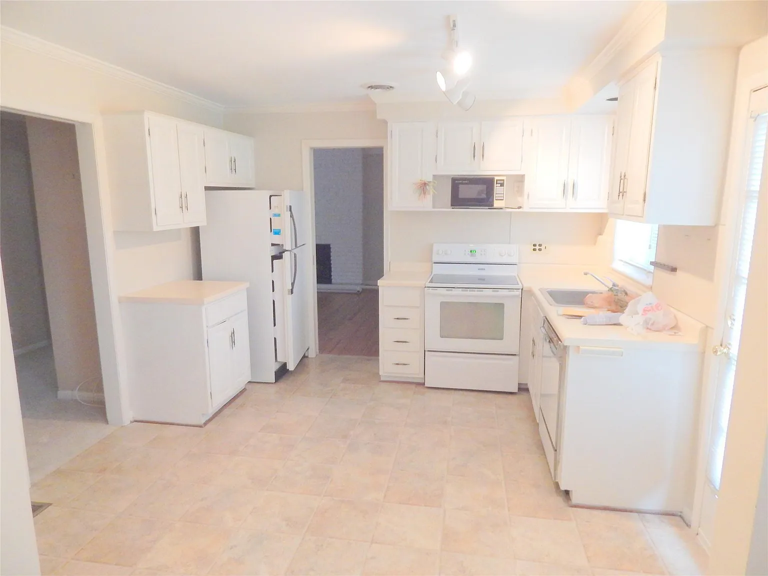 3 bed, 2.5 bath, 1889 sqft, $2,250 — Photo 3