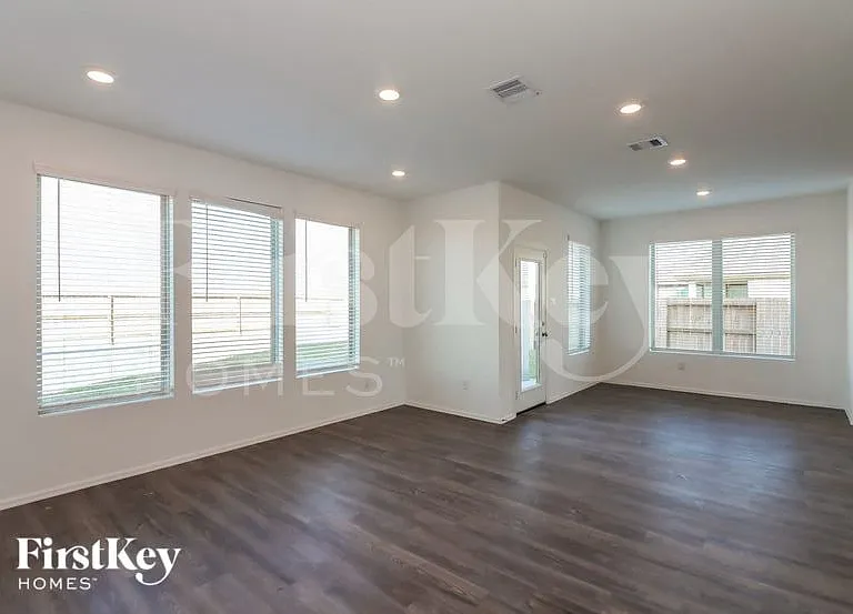 7307 Hillside Ave — Photo 4