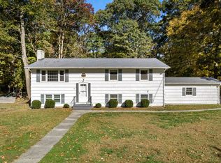 10 Pequot Dr, Gales Ferry, CT 06335