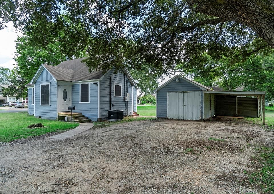 1st image of 211 Pecan St