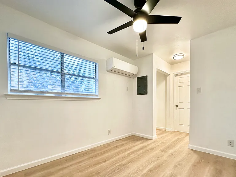 2711 Hemphill Park — Photo 3