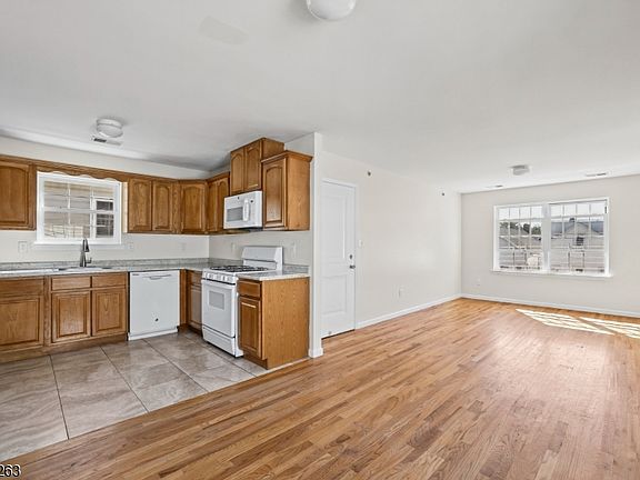 4th image of 1063 William St