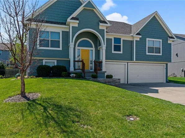 805 Bellflower Ln, Greenwood, MO 64034