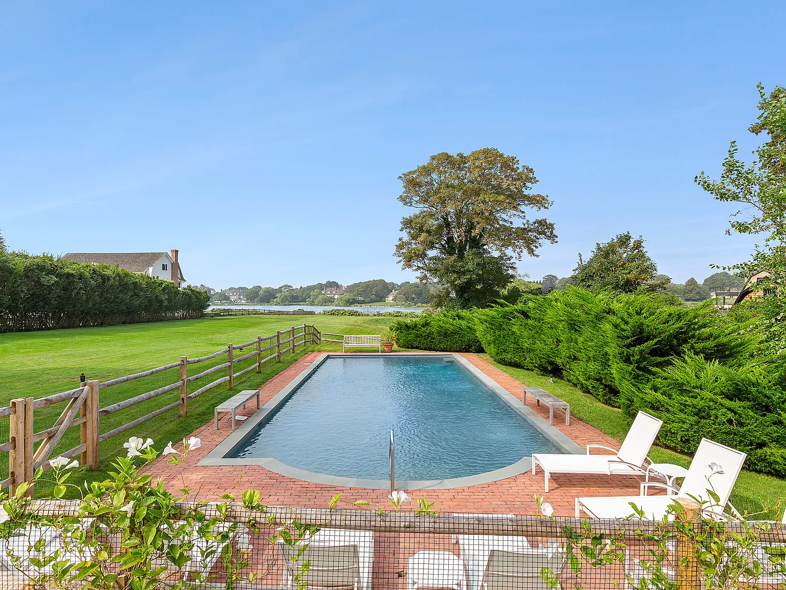 Wonderful Waterfront Barn in the Heart of Southampton — Photo 2
