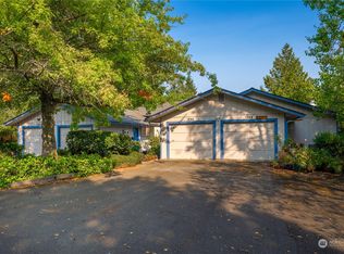 1086 Ihland Pl NE, Bainbridge Island, WA 98110
