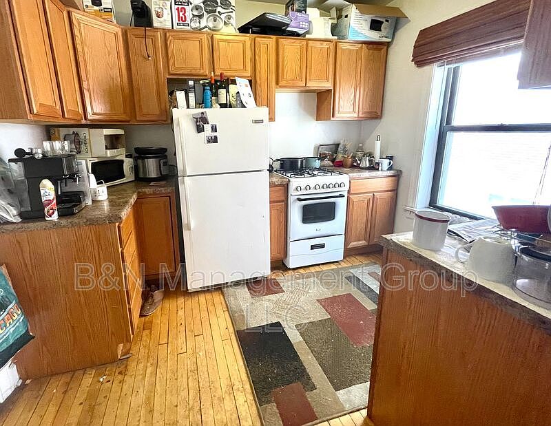 1st image of 914 W Oakdale Ave APT 1W