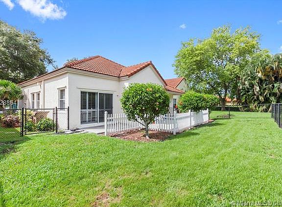 3rd image of 9381 Oak Grove Cir