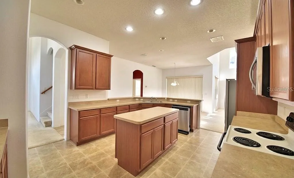 5 bed, 3.5 bath, 2709 sqft, $2,900 — Photo 2