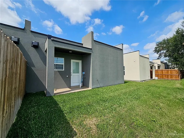 1525 W B St — Photo 19