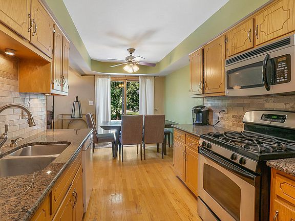 4th image of 16025 Laurel Dr