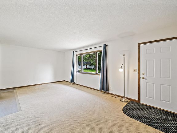 5th image of 914 121st Ave NE