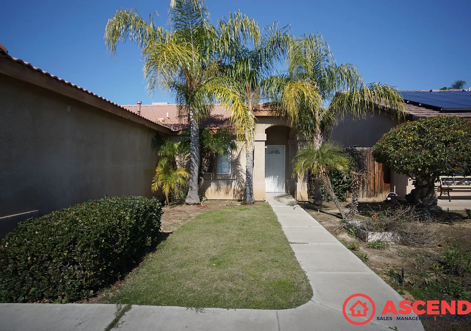 Wonderful 3 Bedroom Home Off Merle Haggard and N Chester! — Photo 2