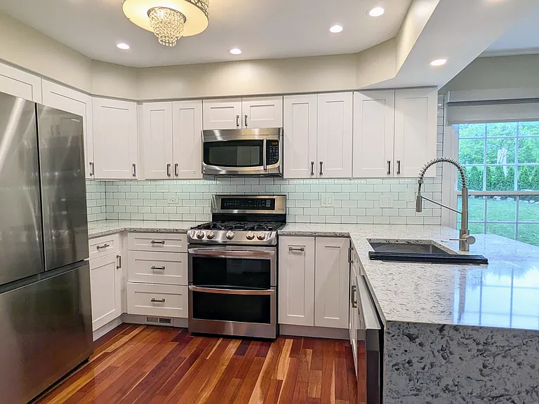404 Orleans Ave — Photo 8