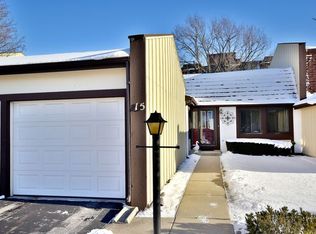 15 Cherrywood Ct, Indian Head Park, IL 60525