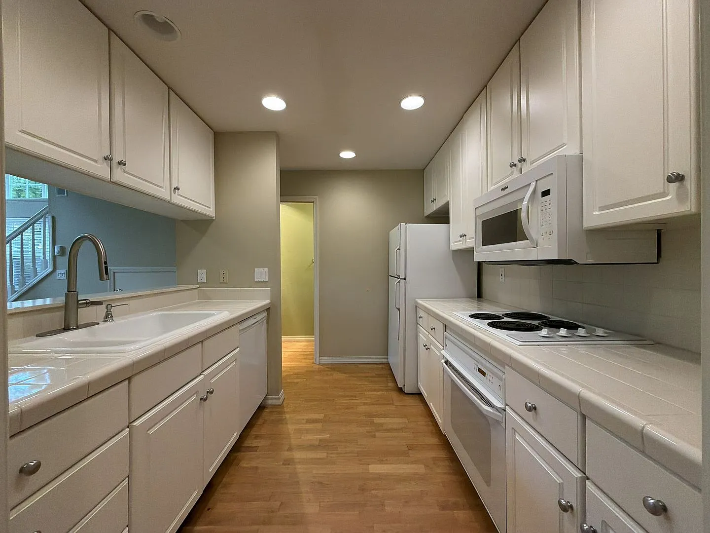 Bright Cedar Mill Townhome-Style Home with Vaulted Living Room, Skylight, Garage & Modern Kitchen — Photo 4
