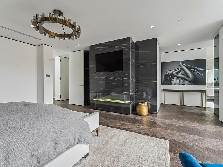 213 S La Peer Dr — Photo 40