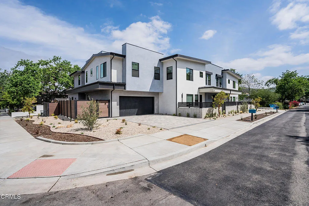 3 bed, 2.5 bath, 2155 sqft, $5,850 — Photo 3
