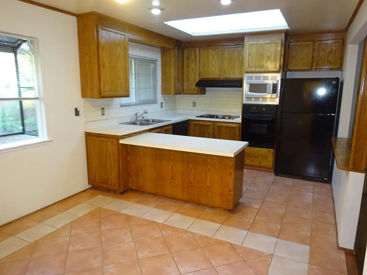 4 bed, 2014 sqft, $4,395 — Photo 3